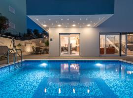 Luxury Villa Sun Stone heated pool & whirlpool、トロギールのリゾート