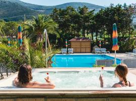 Casa Dei Prati Camping Village: Lacona'da bir kamp alanı