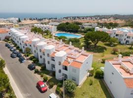 Recently Renovated Apartments with Pool and Wi-Fi, hotel en Armação de Pêra