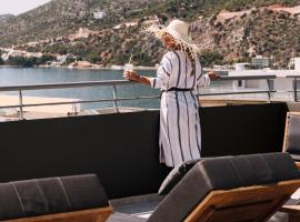 Dave by the Beach Loutraki, a member of Brown Hotels, hotel a Loutráki