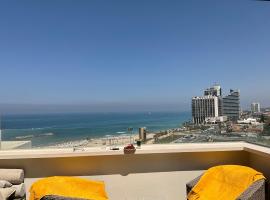 Sea front panoramic duplex roof-top, ξενοδοχείο σε Herzelia 