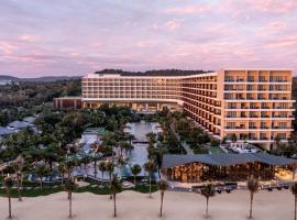 Crowne Plaza Phu Quoc Starbay by IHG: Phu Quoc şehrinde bir tatil köyü