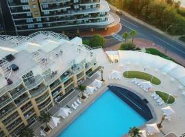 BASE Holidays - Ettalong Beach Premium Apartments: Ettalong Beach şehrinde bir kendin pişir kendin ye tesisi