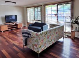 Spacious and cozy home next to Glen Waverley: Wantirna South şehrinde bir otel