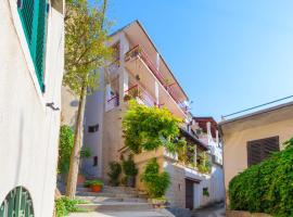 Apartments and rooms with WiFi Makarska - 11063，位于马卡尔斯卡的酒店