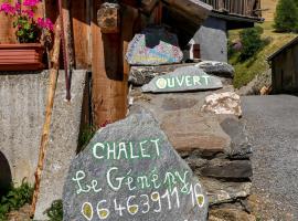 Chalet le Genepy with amazing views!, hotel i Molines-en-Queyras