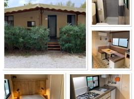 Mobile home Comfort Viareggio - Including airco -Camping Paradiso- R028، فندق في فياريجيو