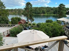 Exclusive guesthouse with stunning Seaview!, casa de férias em Värmdö