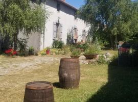 Chambres et gîte dans un lieu calme et champêtre Gourgé Les Grippeaux – hotel z parkingiem 