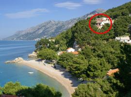 Apartments by the sea Brela, Makarska - 6688, отель в Бреле