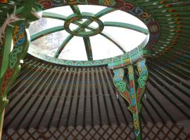 Colourful Mongolian Yurt enjoy a new experience, hotel em Turriff