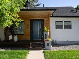 The Blue Door Bungalow - Oldtown, Well-Equipped Kitchen