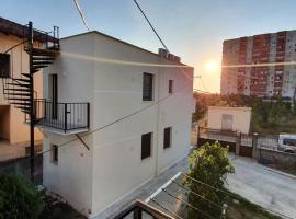 ALIKO's peaceful house, close to bus terminal, loma-asunto Tiranassa