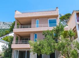 Apartments with a parking space Brela, Makarska - 16596, hotel a Brela