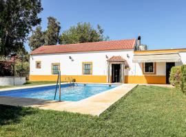 Cozy Home In Utrera With Swimming Pool, hotel di Utrera