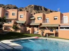 Casa adosada con piscina a 5 minutos de la playa .