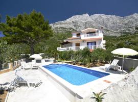 Family friendly apartments with a swimming pool Baska Voda, Makarska - 12442, hótel í Baška Voda