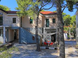 Apartments and rooms by the sea Rogoznica - 3266, hotel em Rogoznica