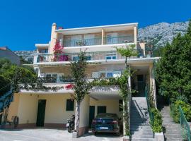 Apartments and rooms with parking space Brela, Makarska - 2717, готель у Брелі