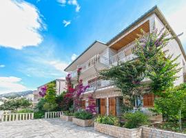 Apartments and rooms by the sea Brela, Makarska - 2752, hotel en Brela