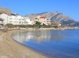 Apartments by the sea Duce, Omis - 4795, viešbutis Dugi Rate