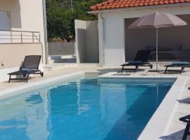 Villa Ana perfect for families with kids and groups,House with heated Pool, hotel a Podstrana