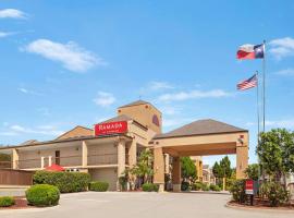 Ramada by Wyndham San Antonio Near SeaWorld - Lackland AFB: San Antonio şehrinde bir otel