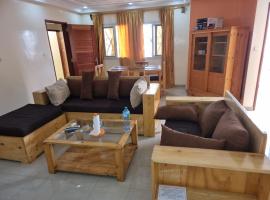 CHAMBRES PRIVEES CLIMATISEES-DOUCHES PERSONNELLES-NEFLIX-SALON, hotelli kohteessa Dakar