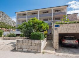 Apartments and rooms by the sea Duce, Omis - 18155, отель в Омише