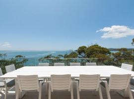 The Family Entertainer - with sweeping water views, sumarhús í Salamander Bay