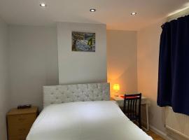 Large Double Bedroom with free on site parking, hotell i Kingston upon Thames