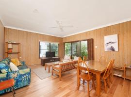 The Beach Shack 28 Shoal Bay Road fantastic original beach house that allows pets, hotel em Shoal Bay