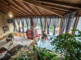 Casa Favo de Mel - Jacuzzi Privado & Lareira - Piscina: Arcos de Valdevez şehrinde bir spa oteli