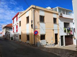 House in the historic area of Lourinhã, ξενοδοχείο σε Lourinhã