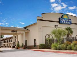 Days Inn & Suites by Wyndham Opelousas: Opelousas şehrinde bir otel