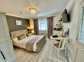 THE KNIGHTWOOD OAK a Luxury King Size En-Suite Space - LYMINGTON NEW FOREST with Totally Private Entrance - Key Box entry - Free Parking & Private Outdoor Seating Area - Town ,Shops , Pubs & Solent Way Walking Distance & Complimentary Breakfast Items, B&B/chambre d'hôtes à Lymington