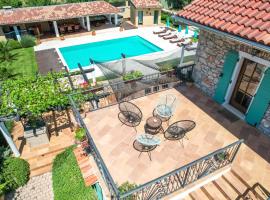 Villa Biograd nm Bozini dvori- pool, sauna and jacuzzi, готель у місті Біоград-на-Мору