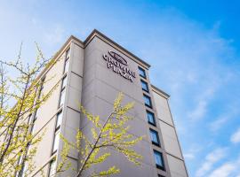 Crowne Plaza Newark Airport, an IHG Hotel، فندق في إليزابيث