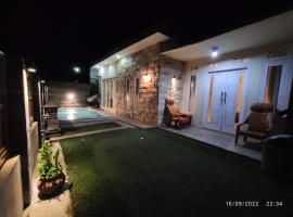 Puncak Pinus and Pool, hotell i Batu