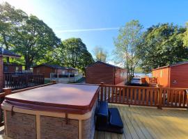 Jaw-Dropping Lodge with Hot Tub on Lake Windermere, koliba u gradu Vindermir