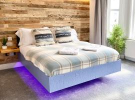 Cloud9 Guest House - by Coastline Retreats - Newly Renovated, Beautiful Ensuite Rooms Near Seafront in Town Centre, Netflix, SuperFast WiFi, Communal Kitchen, hotell sihtkohas Bournemouth