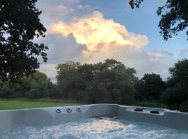 Lynbrook Cabin and Hot Tub, New Forest, lomamökki kohteessa Ringwood