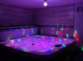 Adults Only vacation rental with Hot tub- NO PARTIES, hotel v destinácii Detroit