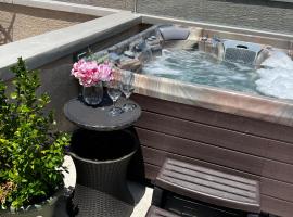 Center City Roofdeck Hot Tub w Garage, khách sạn ở Philadelphia