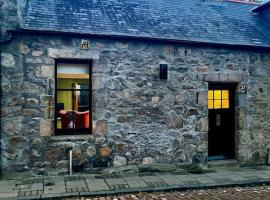 Historic Cottage in the Heart of Old Aberdeen., hótel í Aberdeen