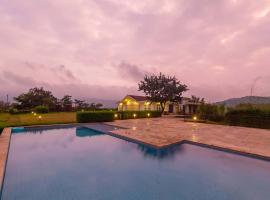 StayVista's Shivom Villa 12 - A Serene Escape with Views of the Valley and Lake, khách sạn ở Lonavala