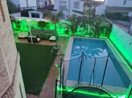 Apartamento privado con piscina y jardin compartidos.