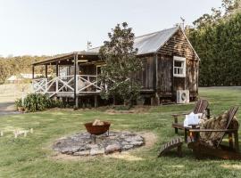 Picturesque Barn located on the Shoalhaven River, מלון בנווארה