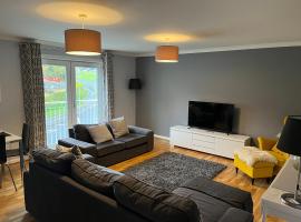 Flat Three, 212 Eaglesham Road, East Kilbride, Glasgow, hotel u gradu Ist Kilbrajd