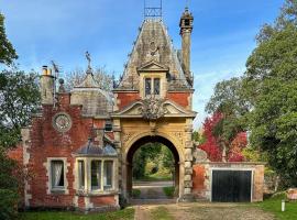 Historic 2 bed gatehouse in private parkland, hotel a Brockenhurst